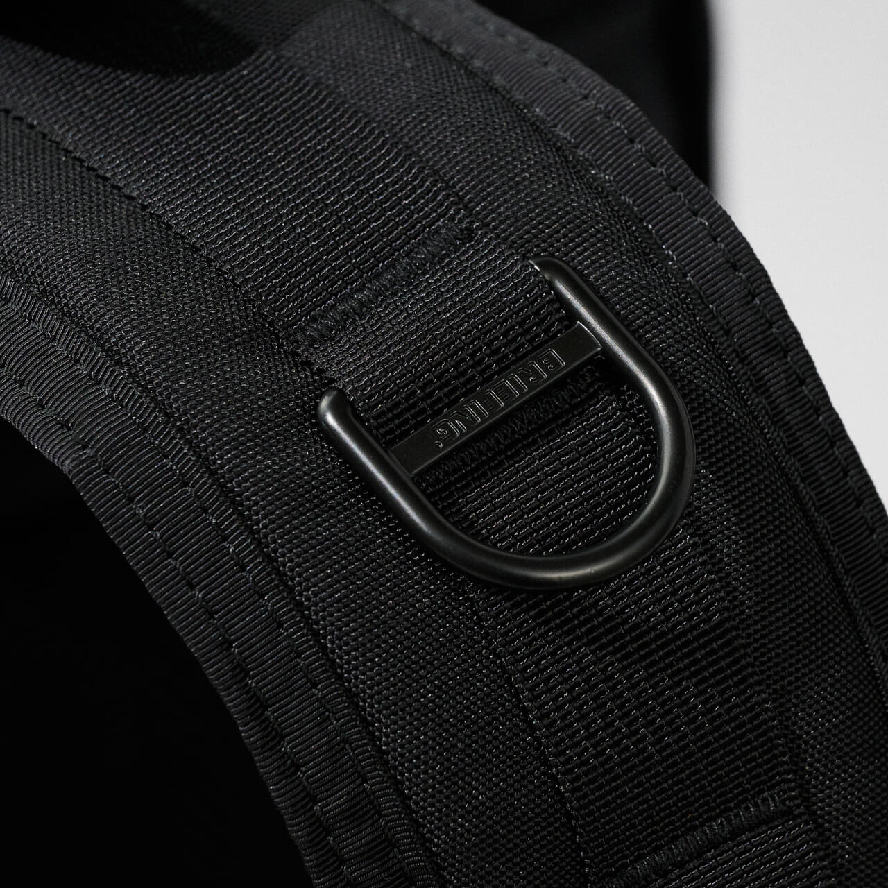 エディターが愛用するブリーフィングの黒バッグ／SQ PACK MWのバッグのストラップDカン