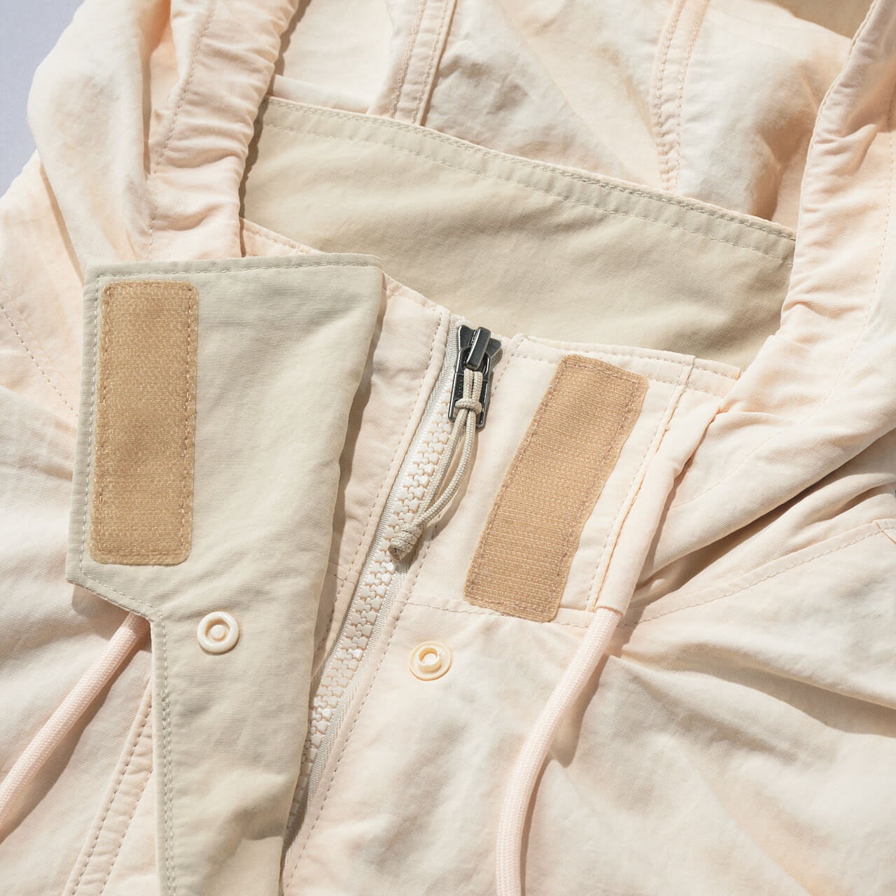 エディター愛用の「パタゴニア」の春アウター／スカイセイル・ジャケットの首元の面ファスナー