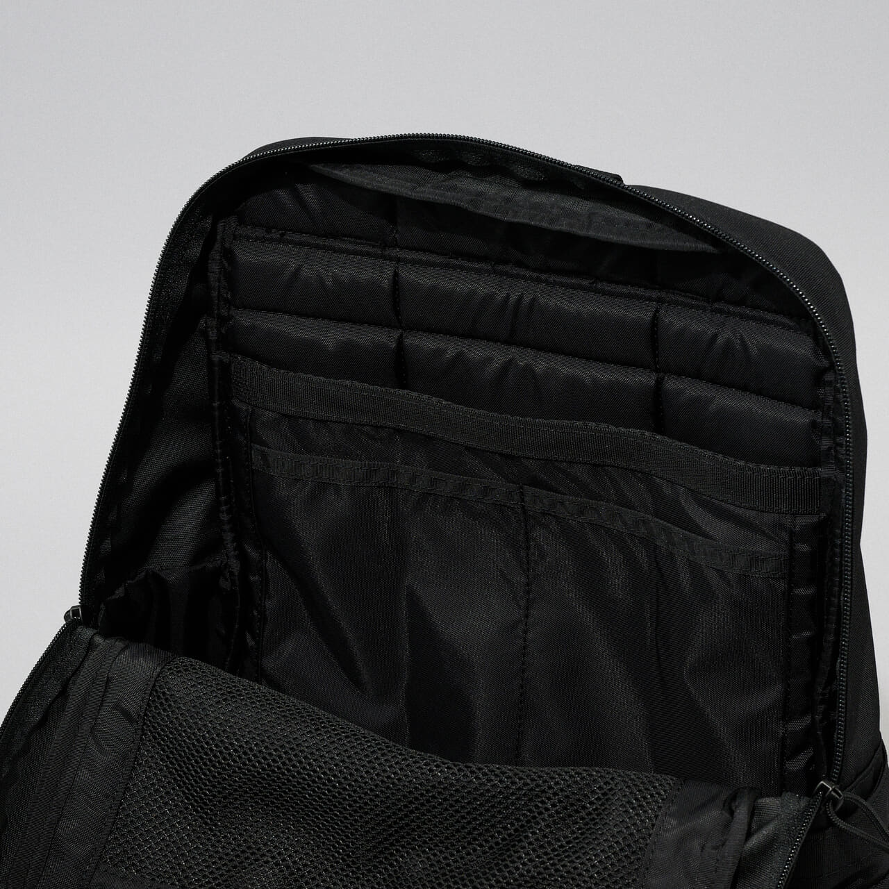 エディターが愛用するブリーフィングの黒バッグ／SQ PACK MWの収納ポケット寄り