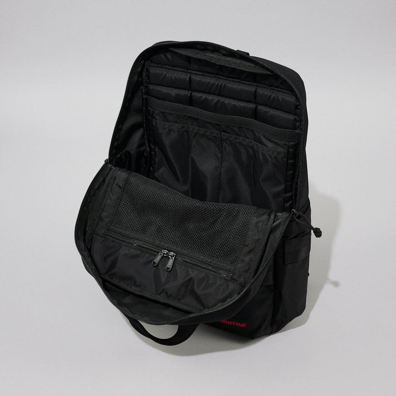 エディターが愛用するブリーフィングの黒バッグ／SQ PACK MWの収納ポケット