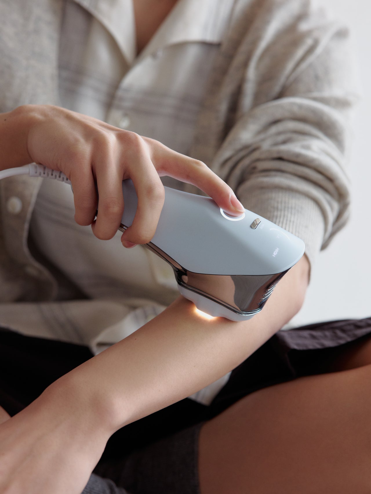 ReFa（リファ）の光美容器「ReFa EPI W COOL」を腕の毛で試すメンズモデル