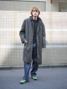 [髙橋 大翔] 「プラダ」の大人グリーンなスニーカーをきかせて、こなれたデニムスタイルに【メンズノンノモデルの私服スナップ】