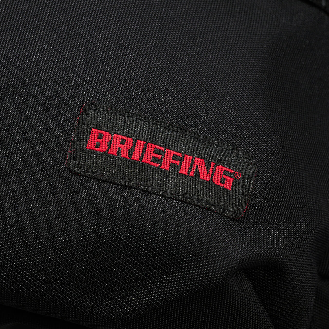 エディターが愛用するブリーフィングの黒バッグ／SQ PACK MWのフロントロゴ寄り