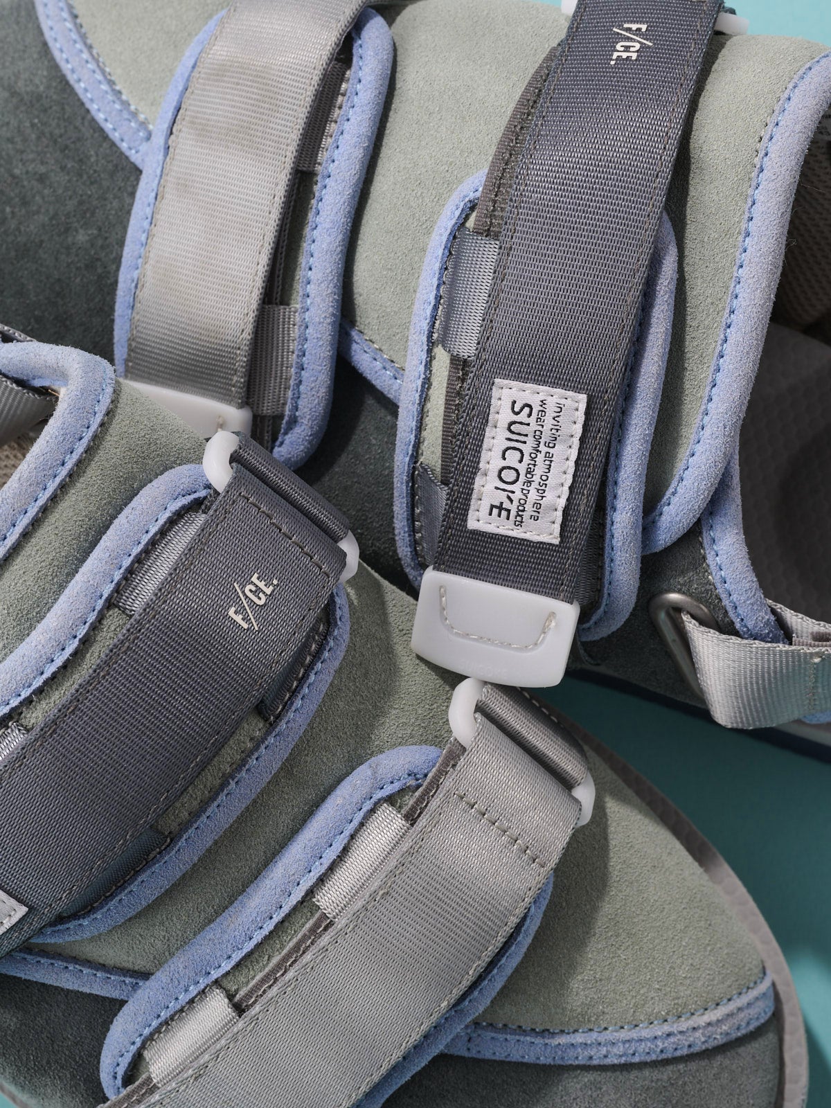 「スイコック」と「F/CE」のコラボ サンダル ZAVOT-VS BY F/CEのロゴ寄り