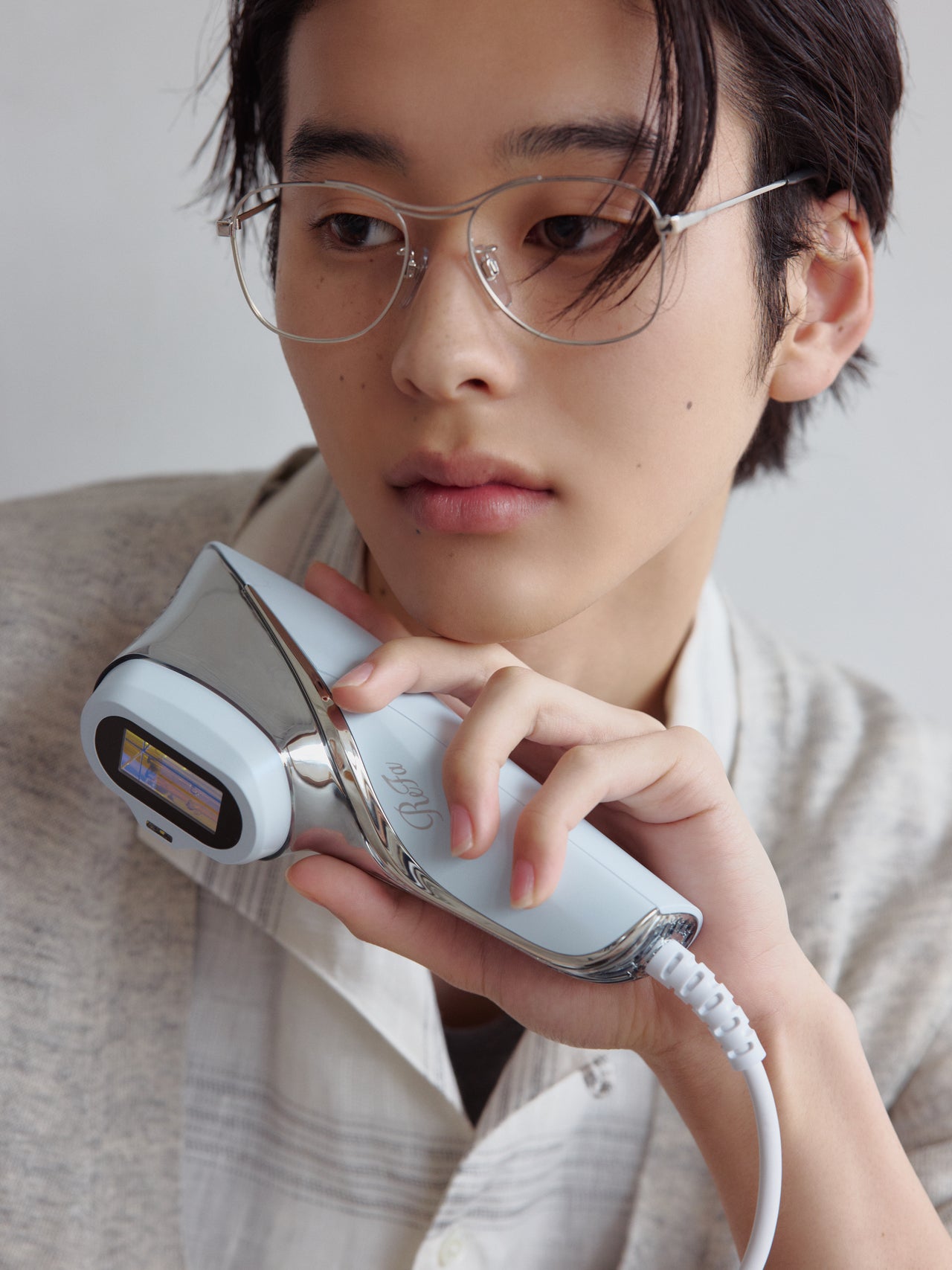 ReFa（リファ）の光美容器「ReFa EPI W COOL」本体を手に持つ俳優でメンズノンノモデルの石川愛大さん