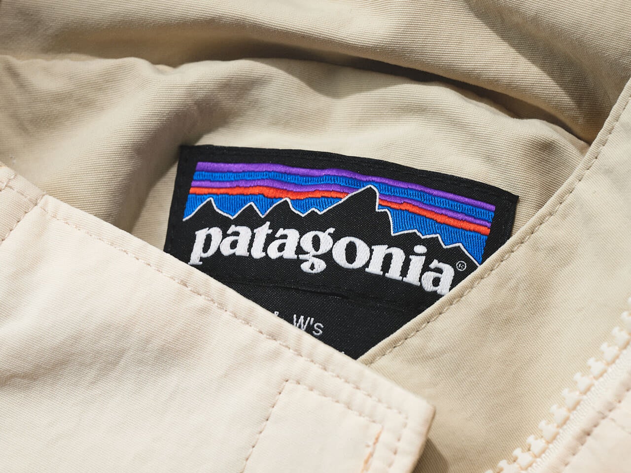 エディター愛用の「パタゴニア」の春アウター／スカイセイル・ジャケットのタグ寄り