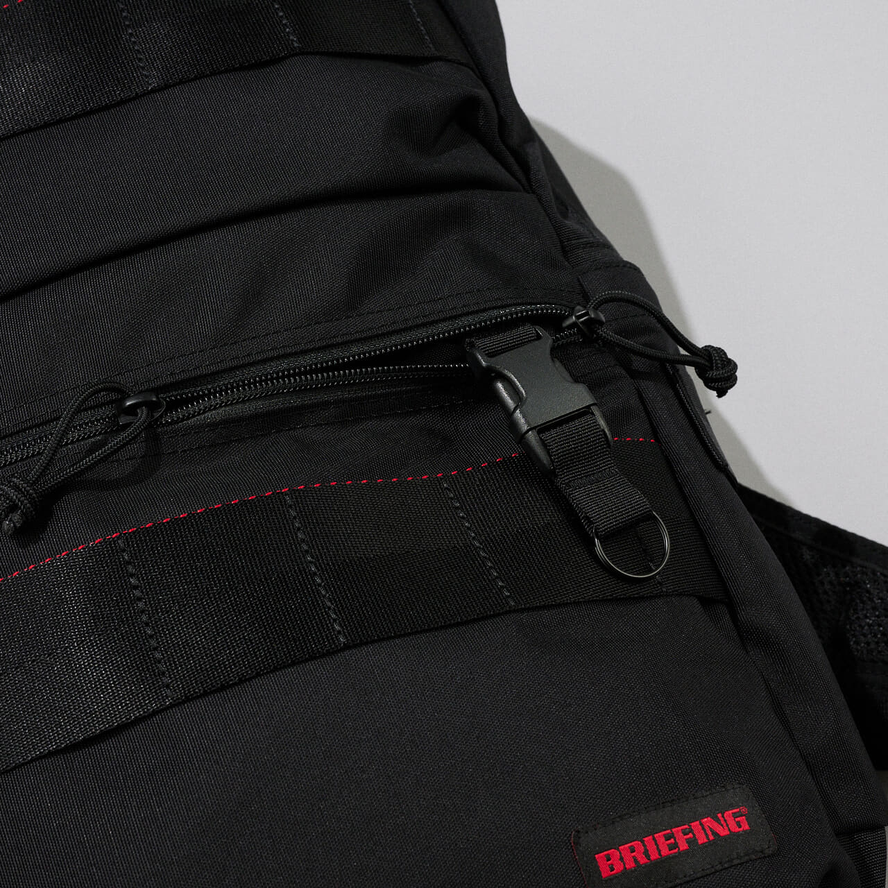 エディターが愛用するブリーフィングの黒バッグ／SQ PACK MWのフロントポケットのディテール