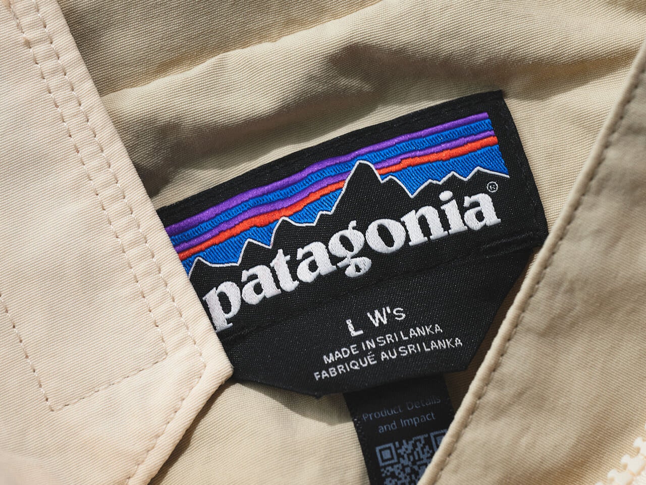 エディター愛用の「パタゴニア」の春アウター／スカイセイル・ジャケットのタグのロゴ