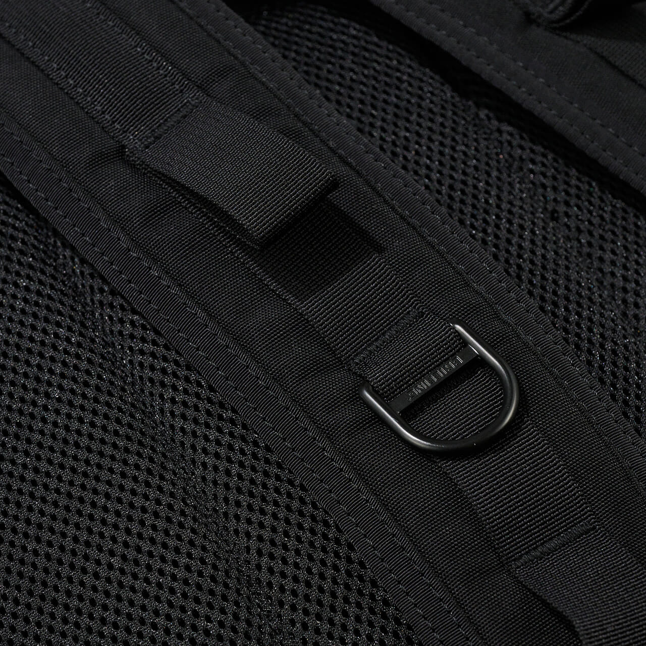 エディターが愛用するブリーフィングの黒バッグ／SQ PACK MWのバッグ　背面　寄り