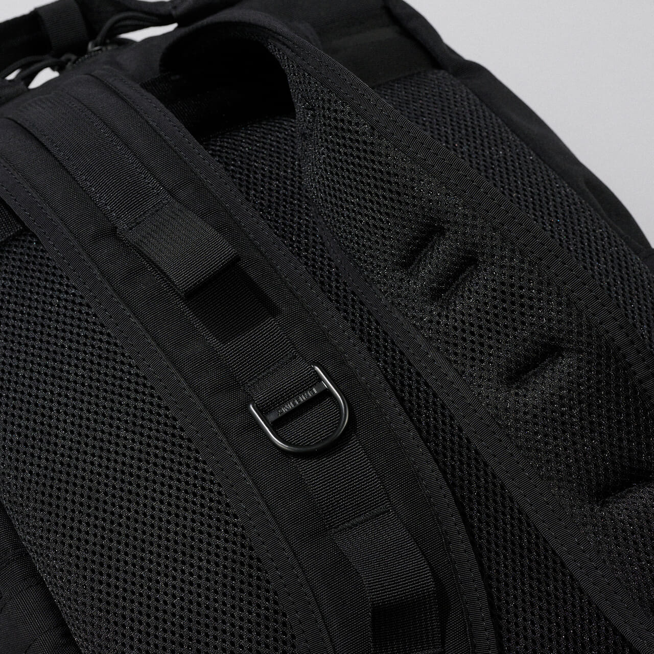 エディターが愛用するブリーフィングの黒バッグ／SQ PACK MWのバッグ　背面