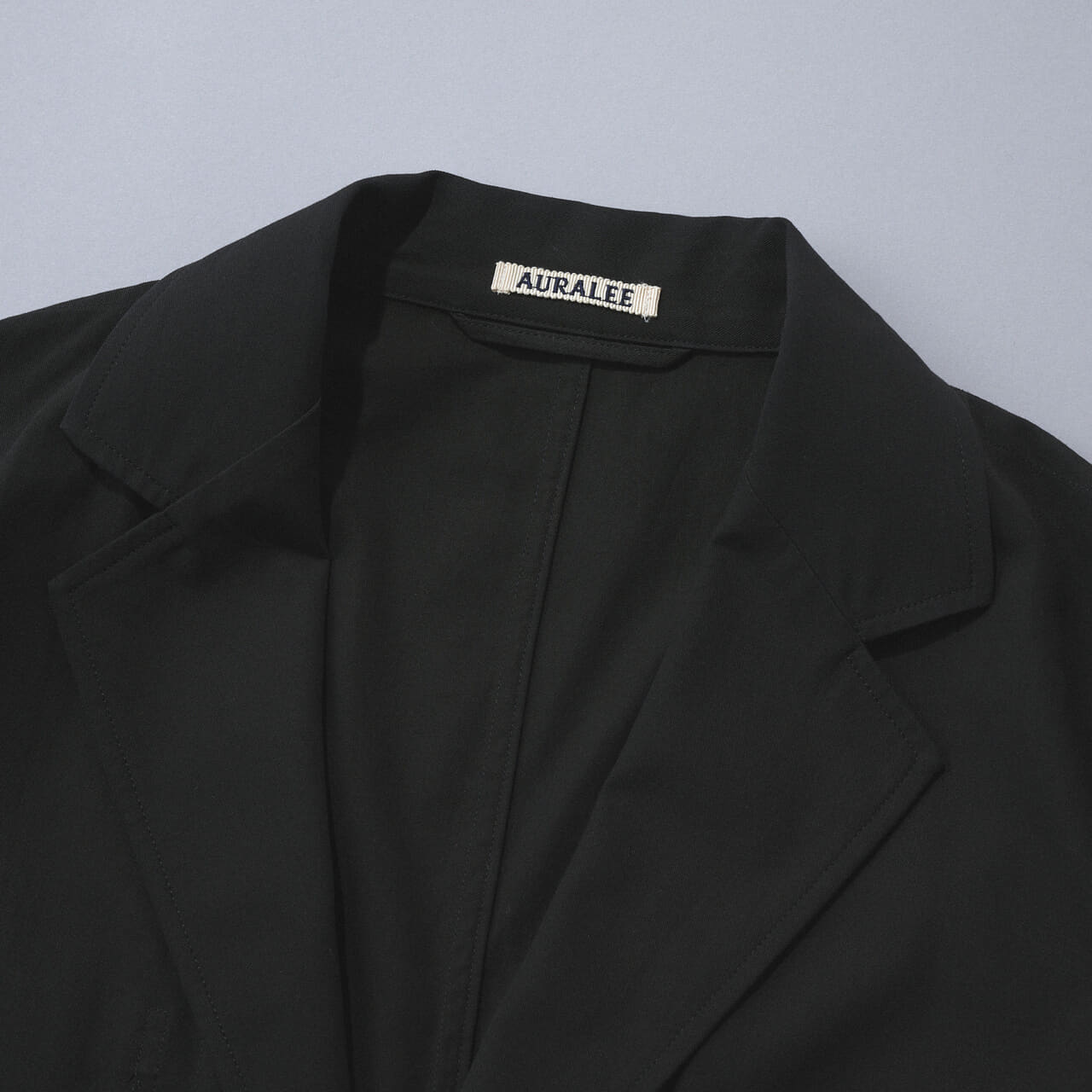 エディターが買ってよかった「オーラリー」の愛用黒ジャケットのラペル