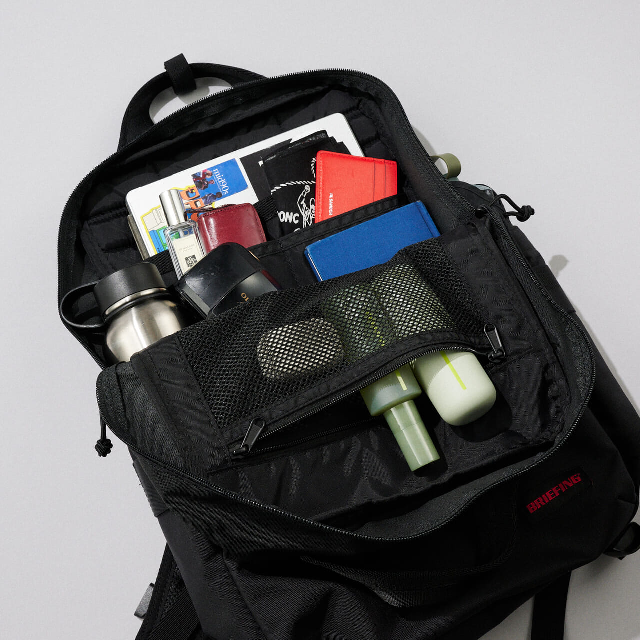 エディターが愛用するブリーフィングの黒バッグ／SQ PACK MWの中身