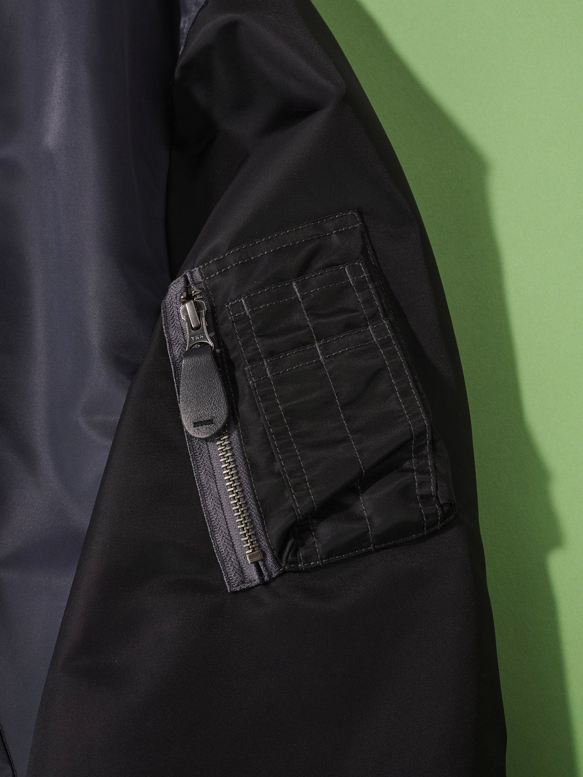 オシャレな人が買ってよかった「ビームス」のジャケット／Crazy MA-1 Jacketの袖ポケット