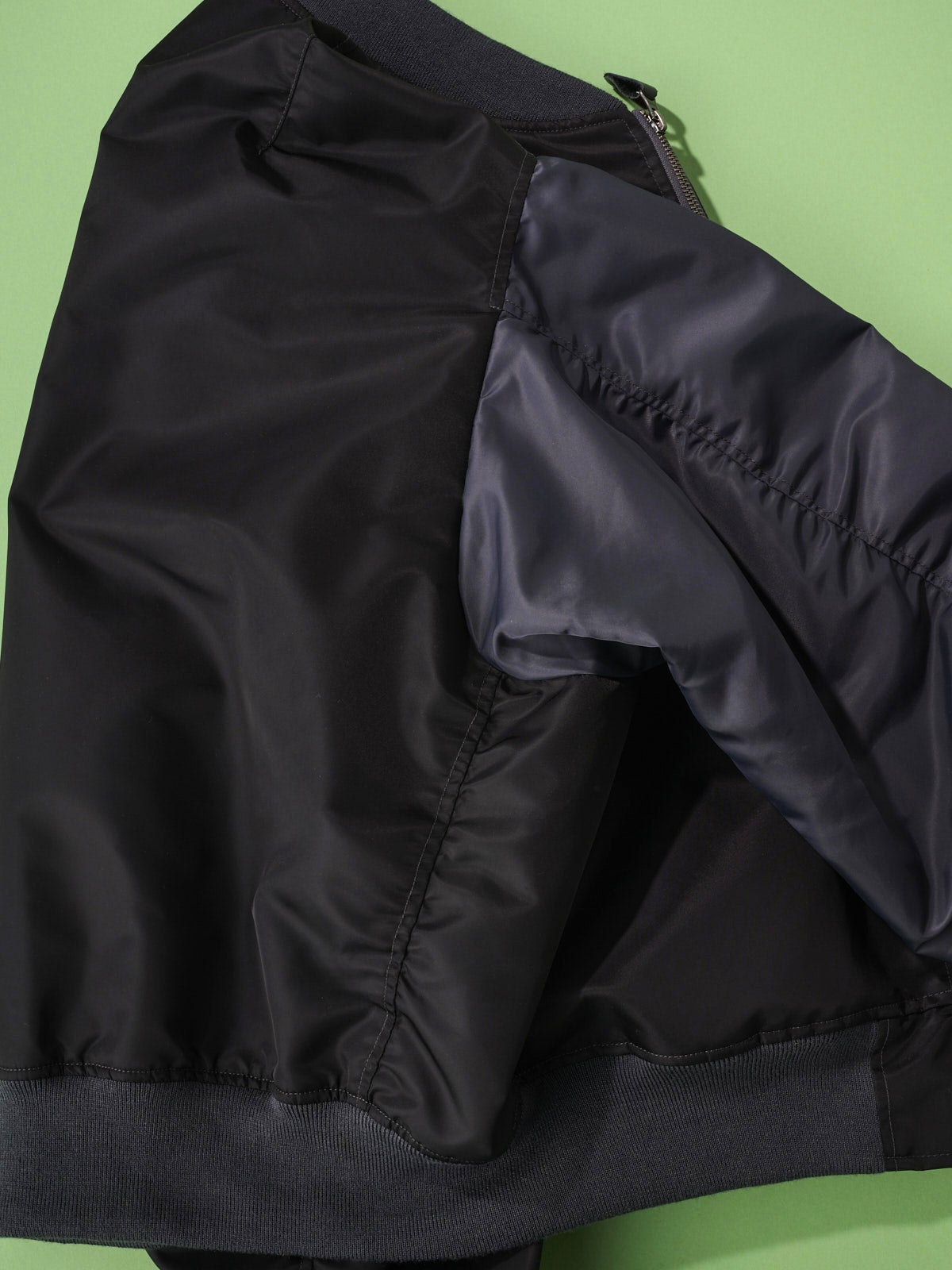 オシャレな人が買ってよかった「ビームス」のジャケット／Crazy MA-1 Jacketの切り替え