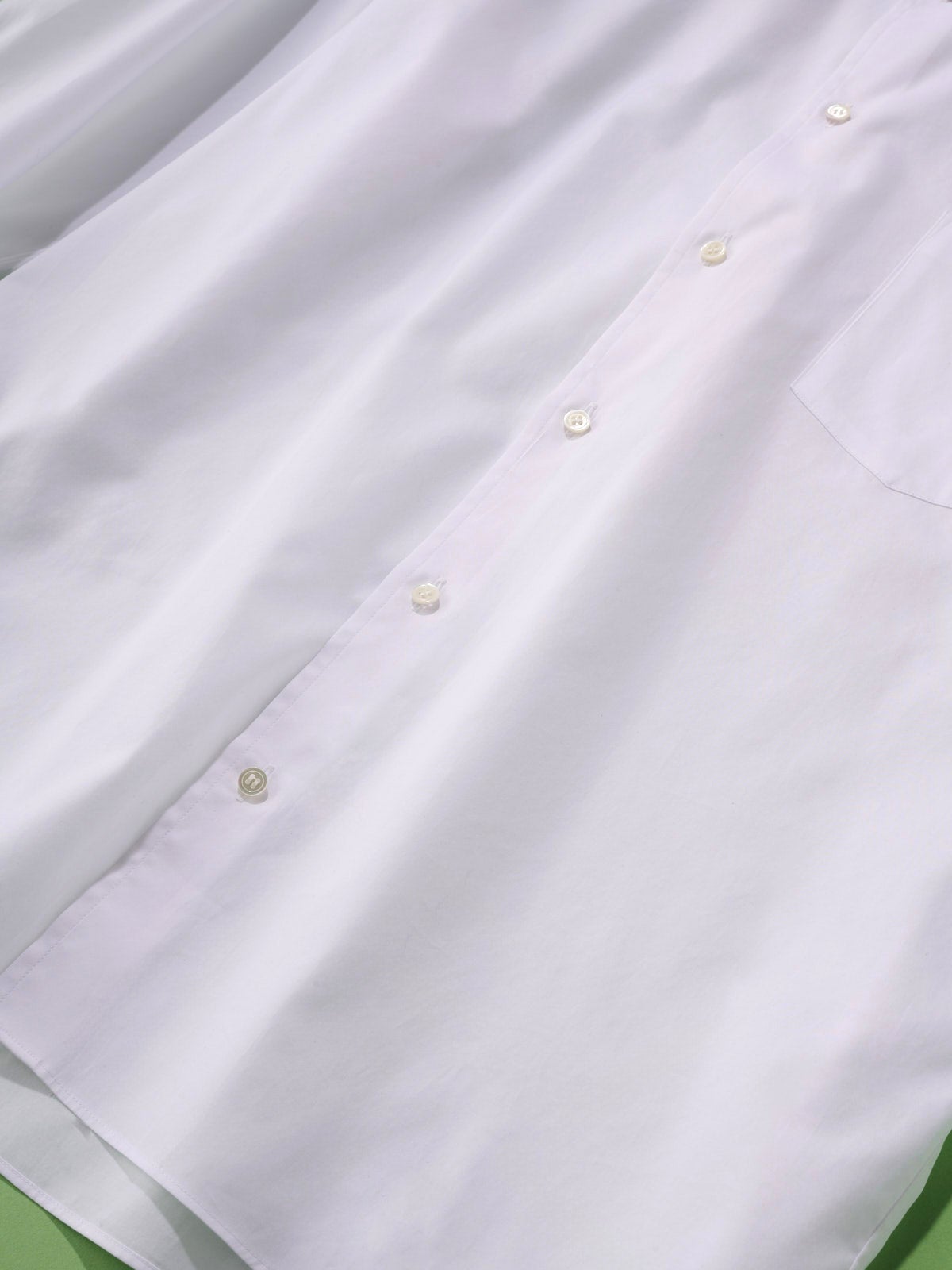 オシャレな人が買ってよかった「クアトロッキ」のシャツ／ソリッド シグネチャー シャツのボタン
