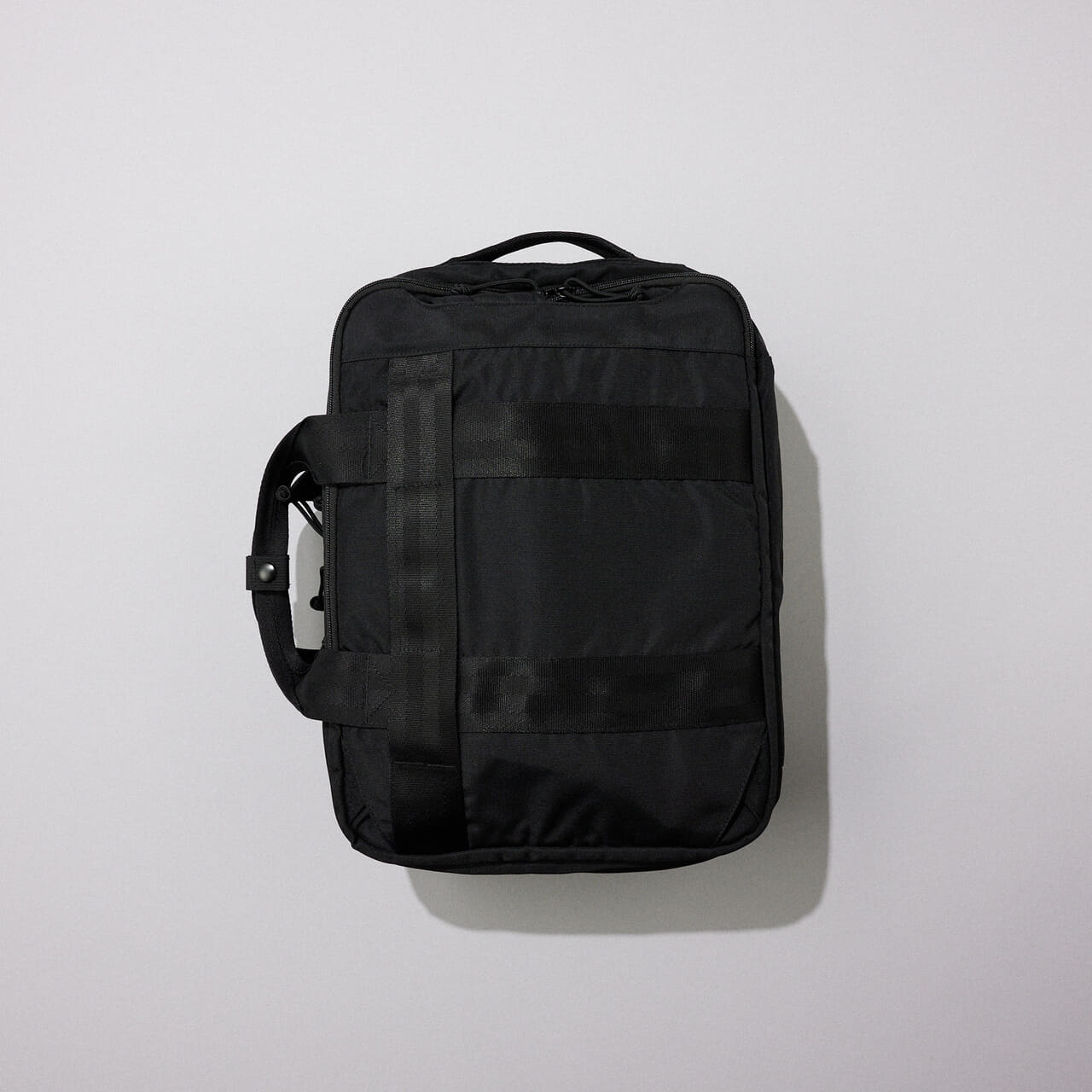 ブリーフィングの黒バッグ／A4 2WAY LINER MW GENIIのショルダーをしまった状態