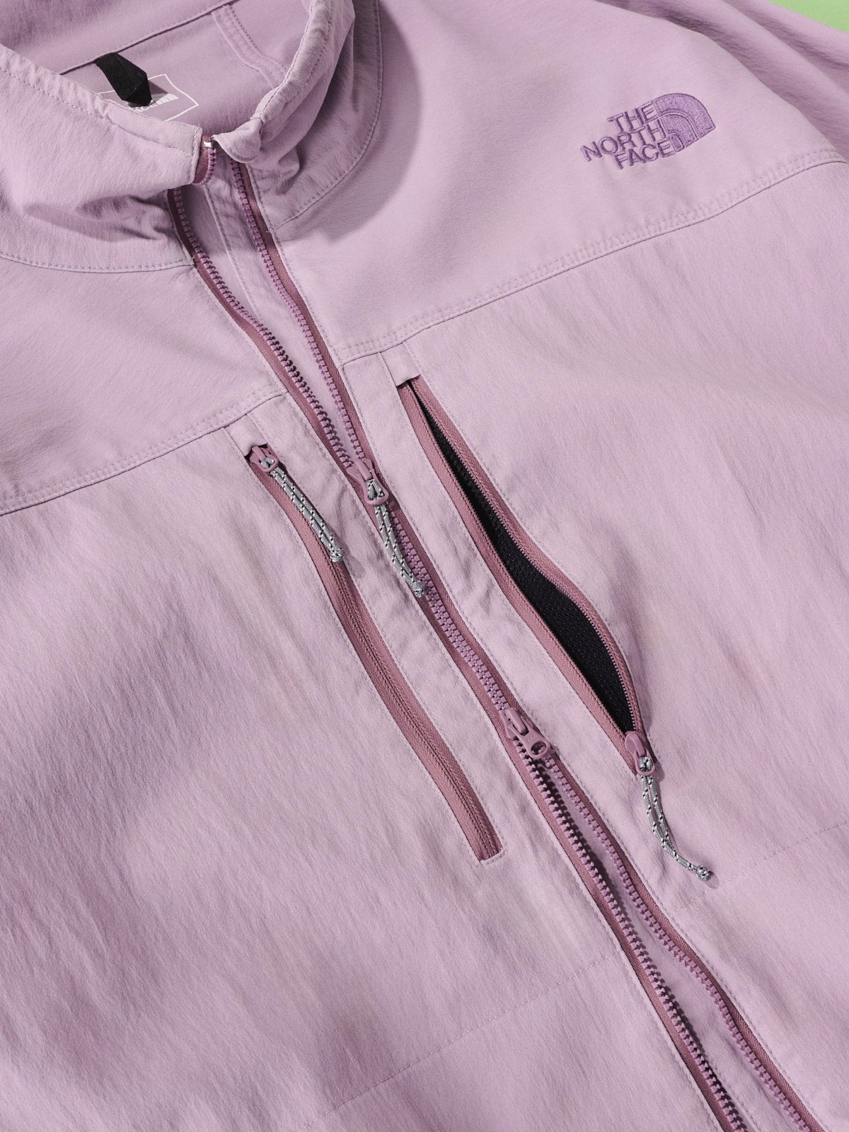 オシャレな人が買ってよかったザ・ノース・フェイス」のジャケット/GAR Faded Softshell Jacketのジップ