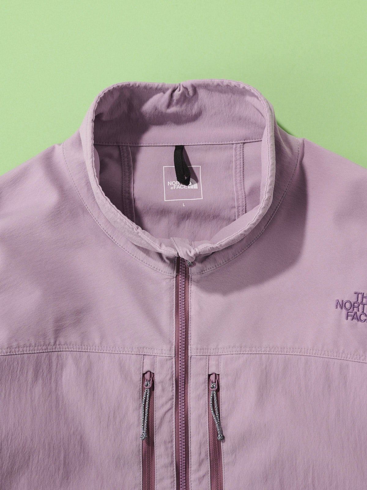 オシャレな人が買ってよかったザ・ノース・フェイス」のジャケット/GAR Faded Softshell Jacketのネック