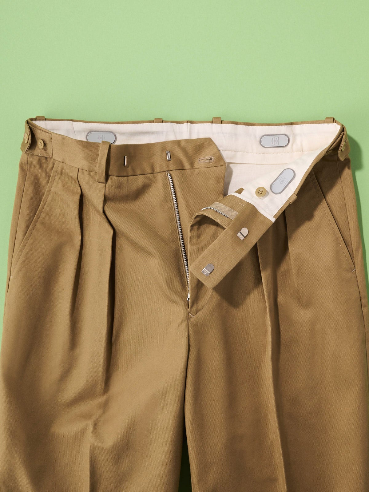 オシャレな人が買ってよかった「DAKS」×「Scye」のコラボパンツ/DAKS TOP Trousers Chinのジップ