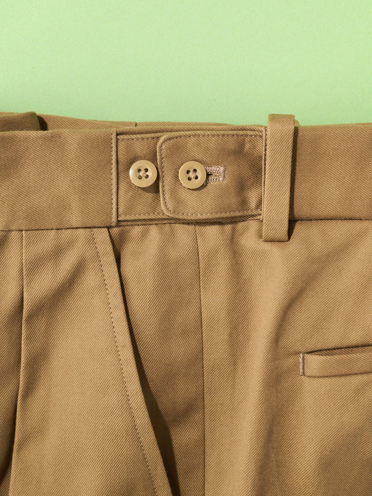 オシャレな人が買ってよかった「DAKS」×「Scye」のコラボパンツ/DAKS TOP Trousers Chinのウエスト