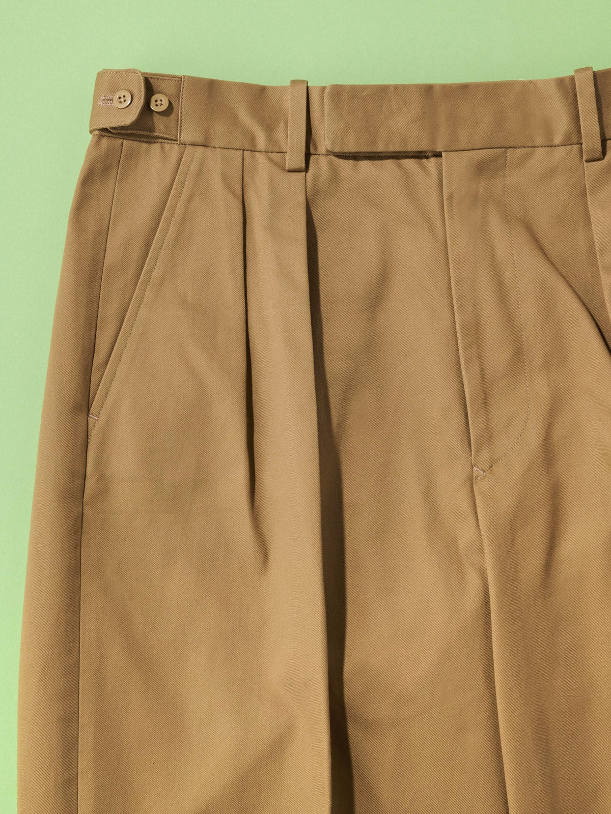 オシャレな人が買ってよかった「DAKS」×「Scye」のコラボパンツ/DAKS TOP Trousers Chinのタック