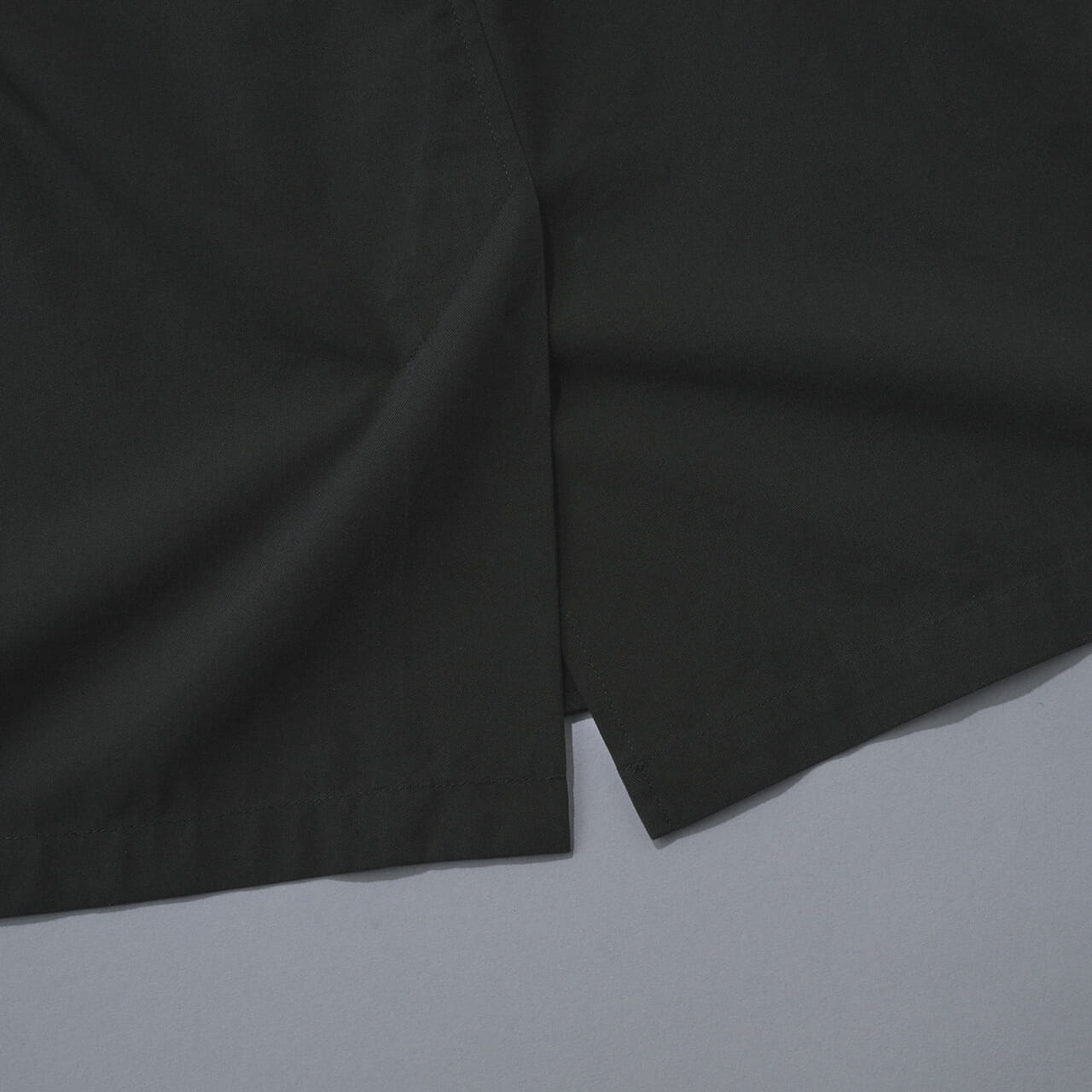 エディターが買ってよかった「オーラリー」の愛用黒ジャケットのセンターベント