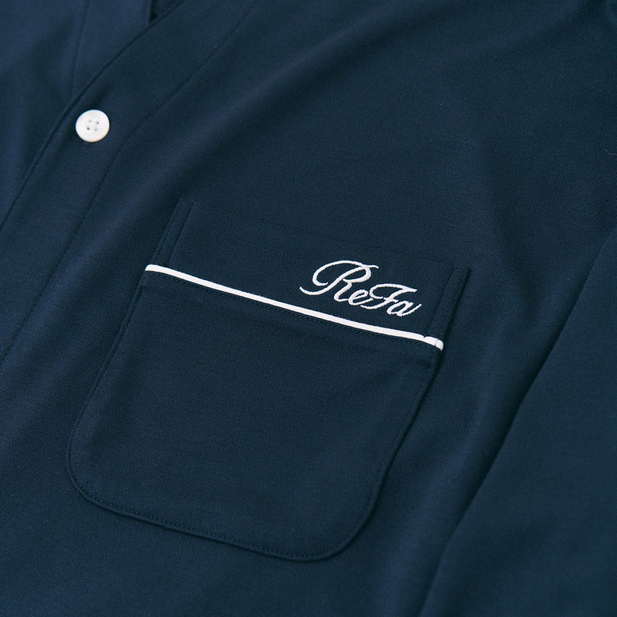 リファ バイタルウェアのモイストスムース スタンドカラースリープウェア/MEN［一般医療機器］の胸ポケット