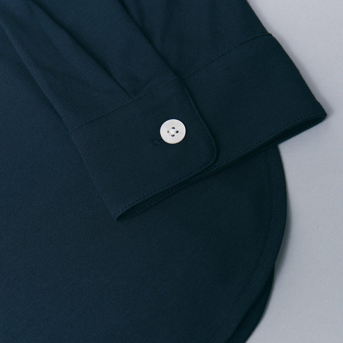 リファ バイタルウェアのモイストスムース スタンドカラースリープウェア/MEN［一般医療機器］の袖ボタン