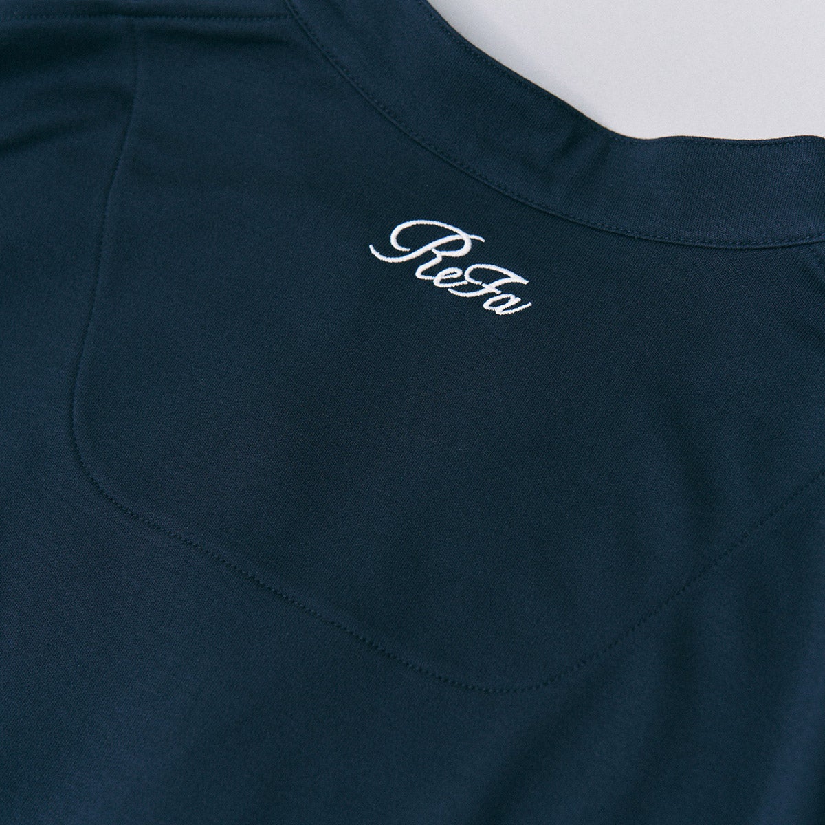 リファ バイタルウェアのモイストスムース スタンドカラースリープウェア/MEN［一般医療機器］の背中ロゴ