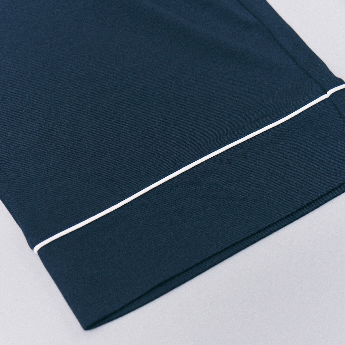 リファ バイタルウェアのモイストスムース スタンドカラースリープウェア/MEN［一般医療機器］の裾ライン