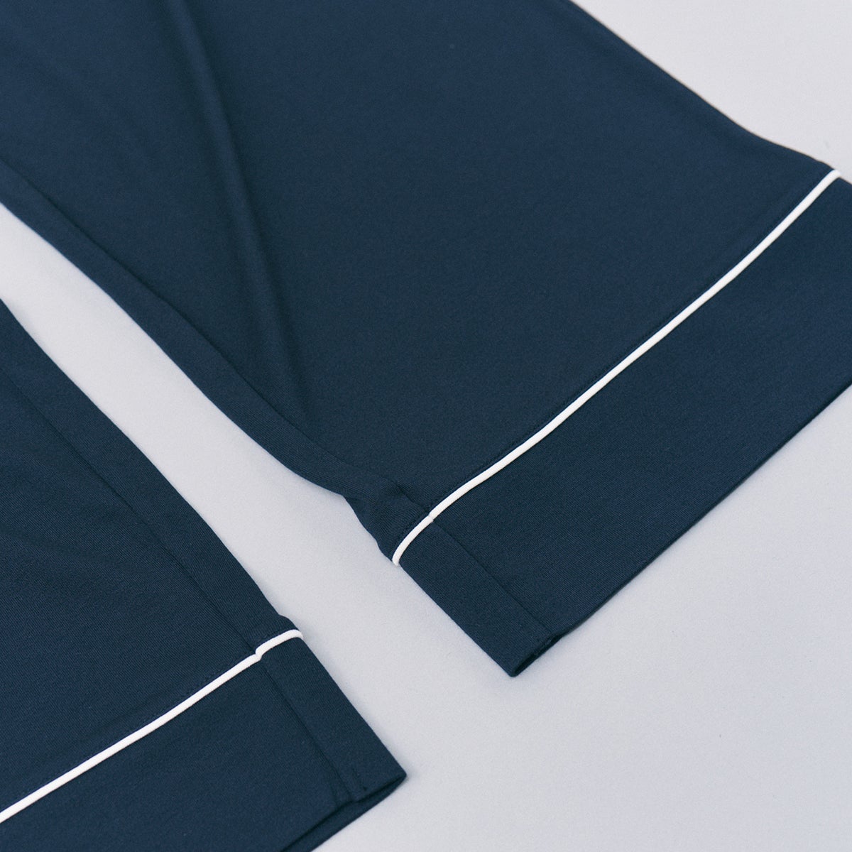 リファ バイタルウェアのモイストスムース スタンドカラースリープウェア/MEN［一般医療機器］の裾