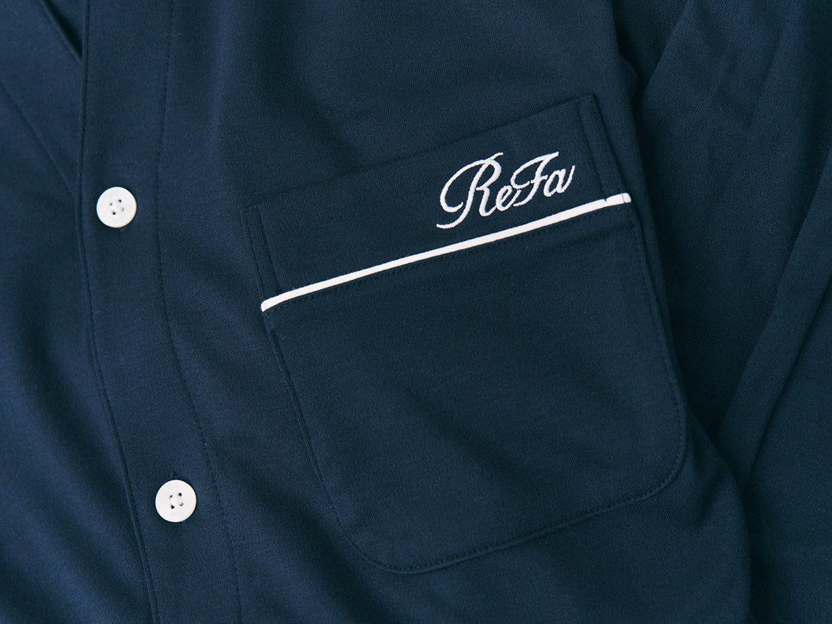 リファ バイタルウェアのモイストスムース スタンドカラースリープウェア/MEN［一般医療機器］の胸ポケットと刺しゅうロゴ