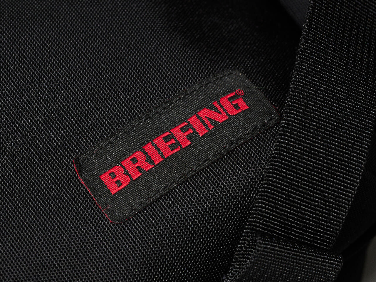 エディターが愛用するブリーフィングの黒バッグ／SQ PACK MWのバッグのロゴ寄り２