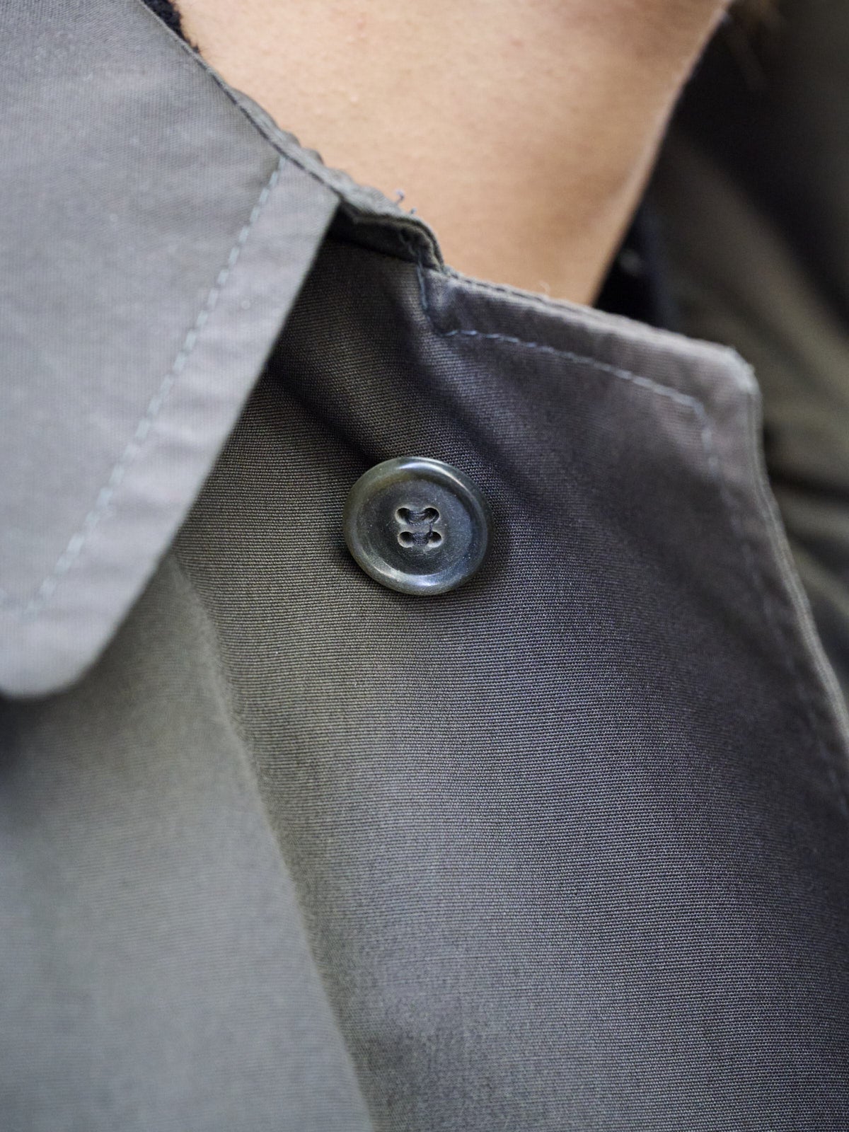 古着のコートの襟もと
