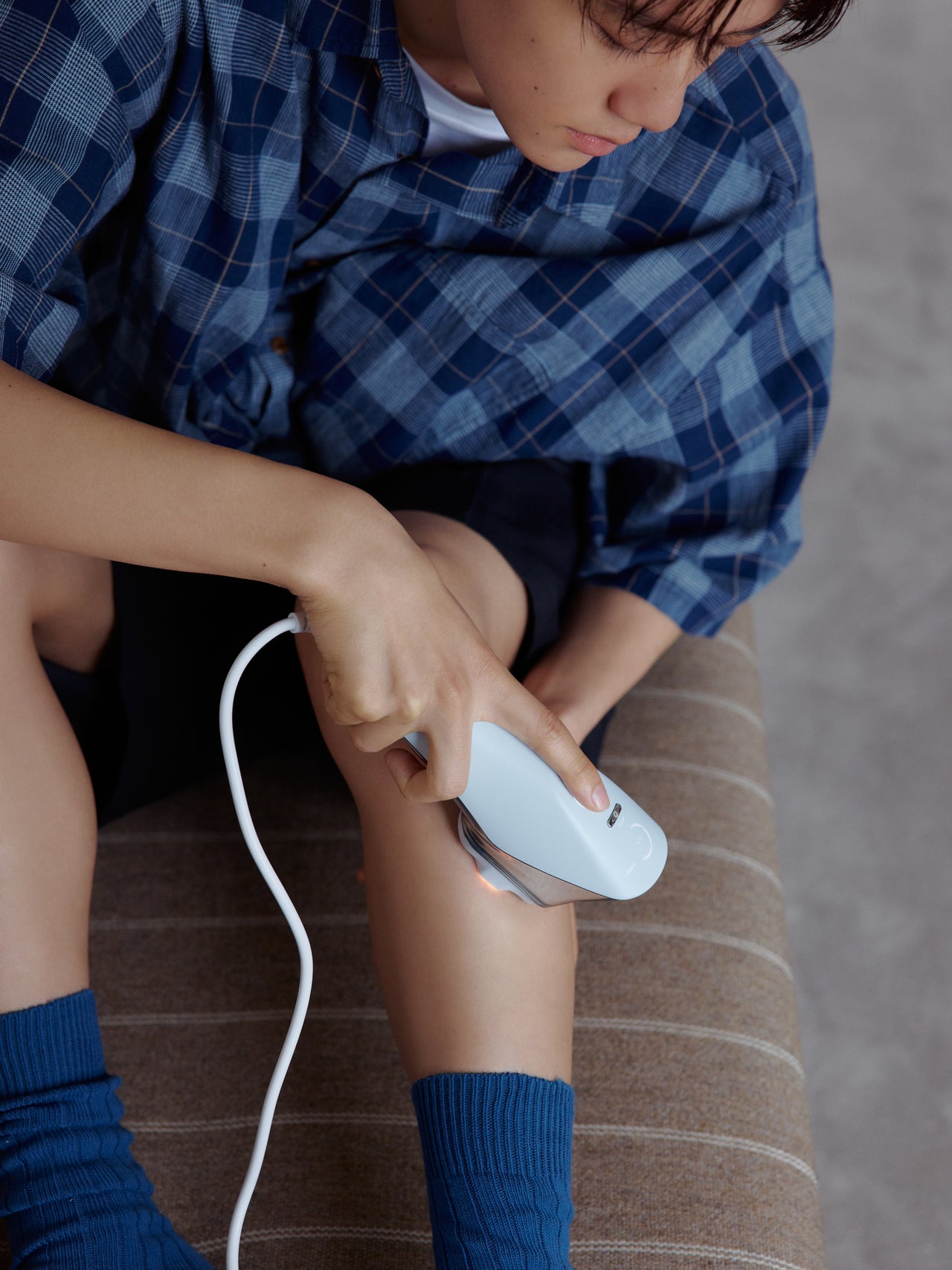 ReFa（リファ）の光美容器「ReFa EPI W COOL」を脛に試すメンズノンノモデルで俳優の樋之津琳太郎さん