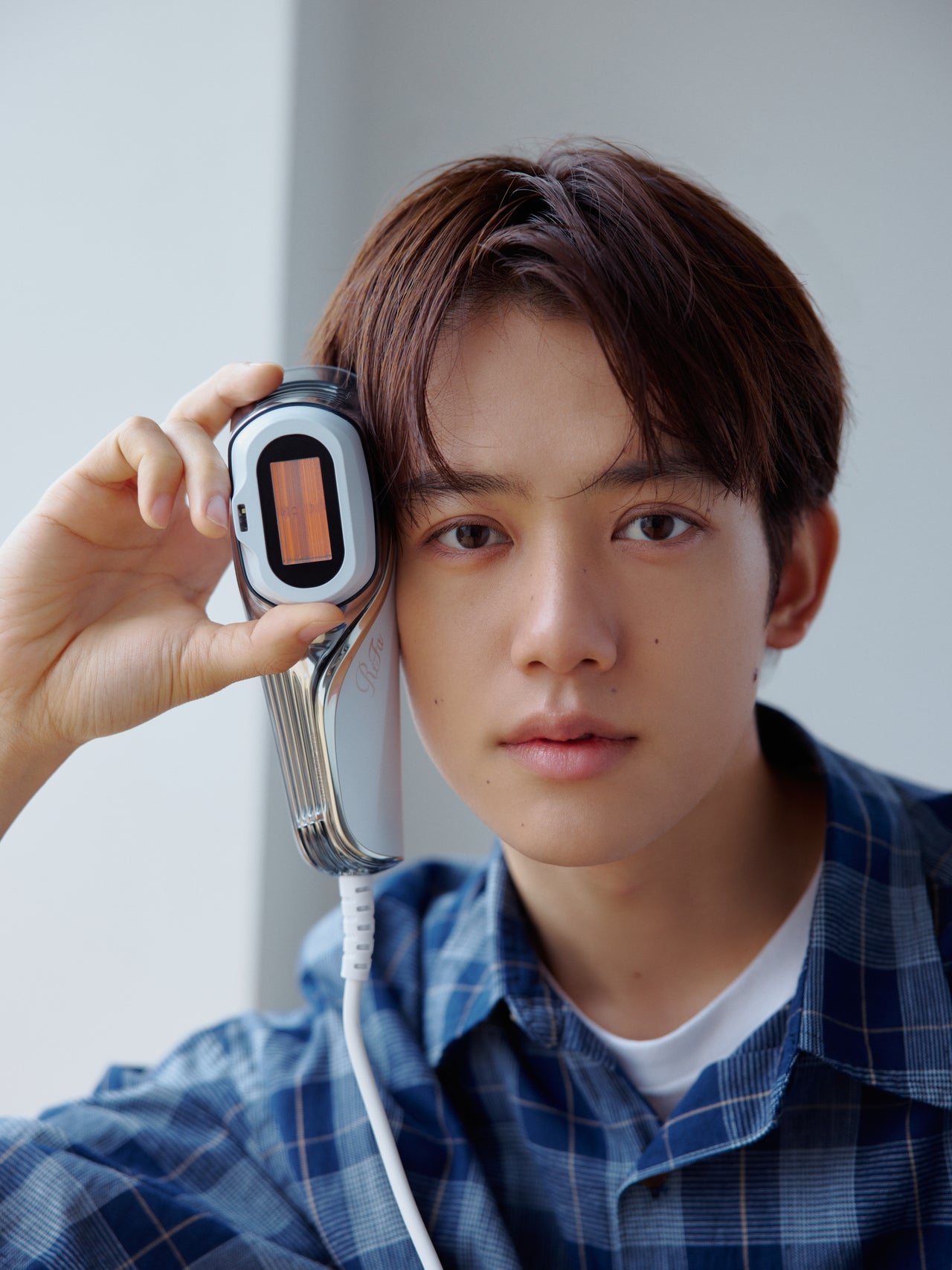 ReFa（リファ）の光美容器「ReFa EPI W COOL」本体の照射面を見せる樋之津琳太郎さん