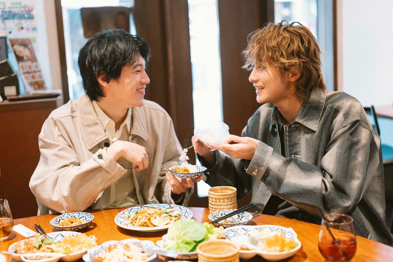 エスニック料理店で談笑する高橋璃央と髙橋大翔
