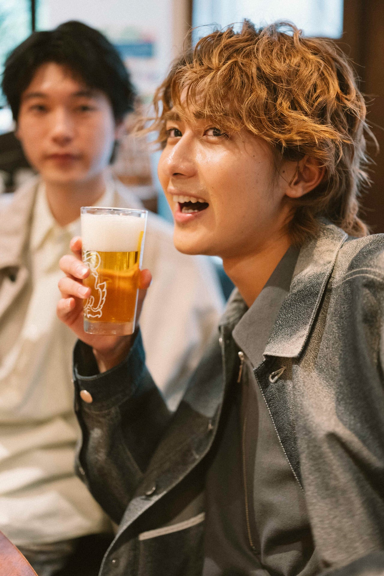 ビールを飲む髙橋大翔