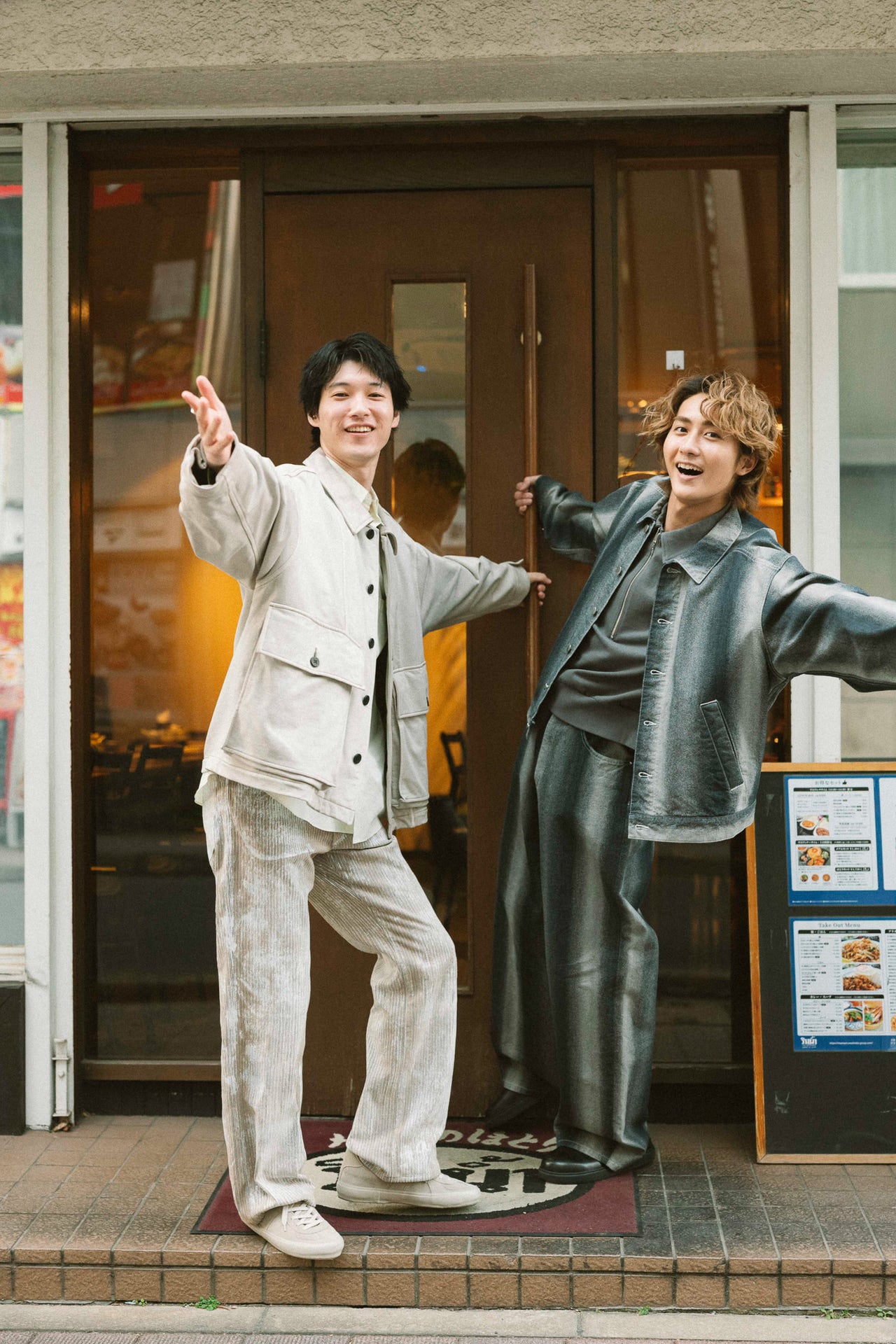 入り口前でおちゃらける高橋璃央と髙橋大翔
