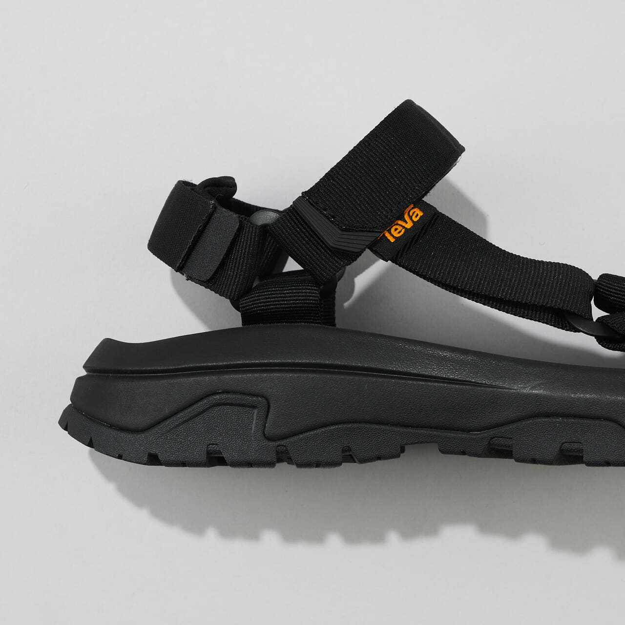 エディターが愛用するテバの黒サンダル／Hurricane XLT3のヒールストラップ２