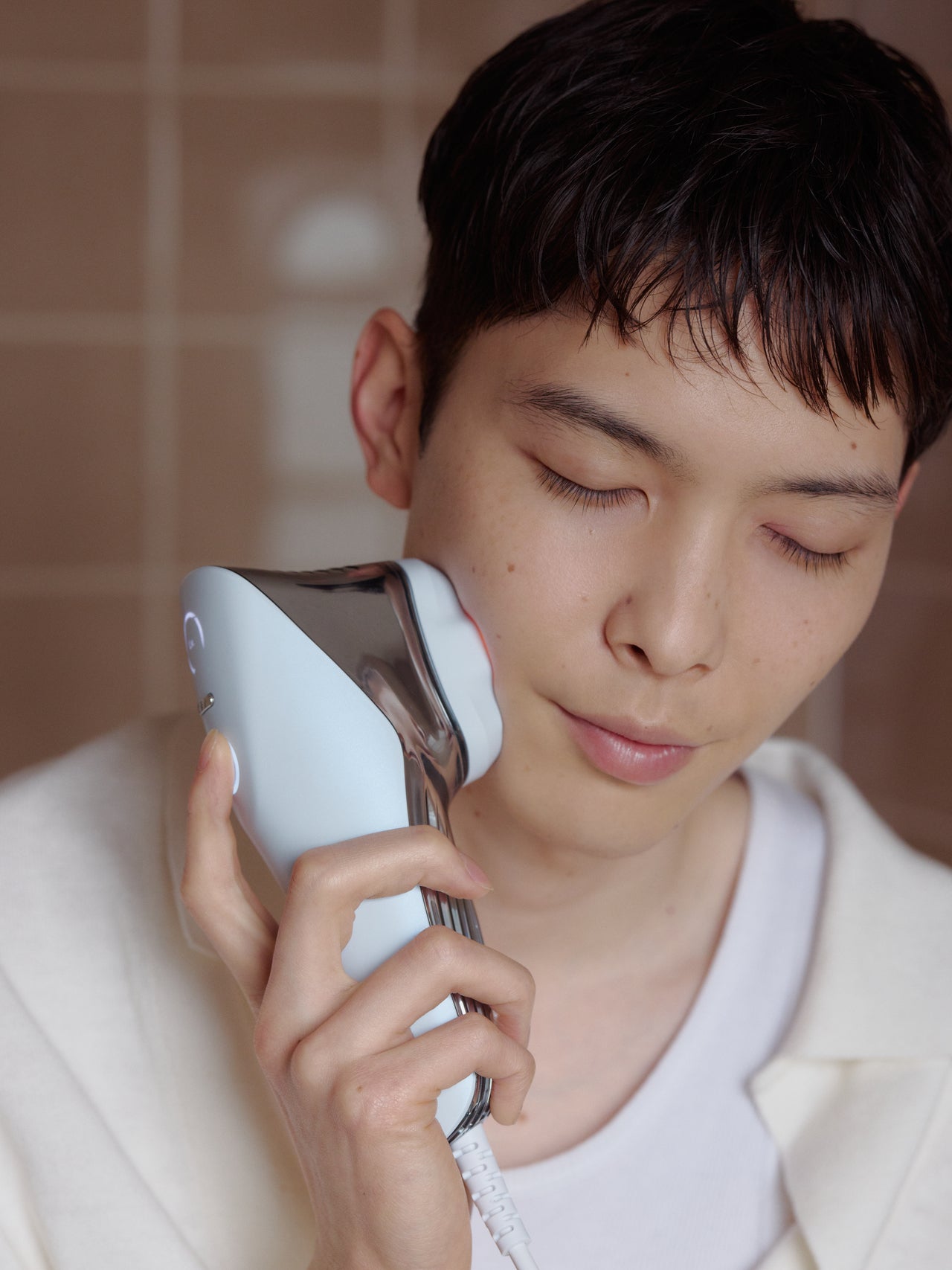 ReFa（リファ）の光美容器「ReFa EPI W COOL」を顔のひげに試すメンズノンノモデルの守屋光治さん