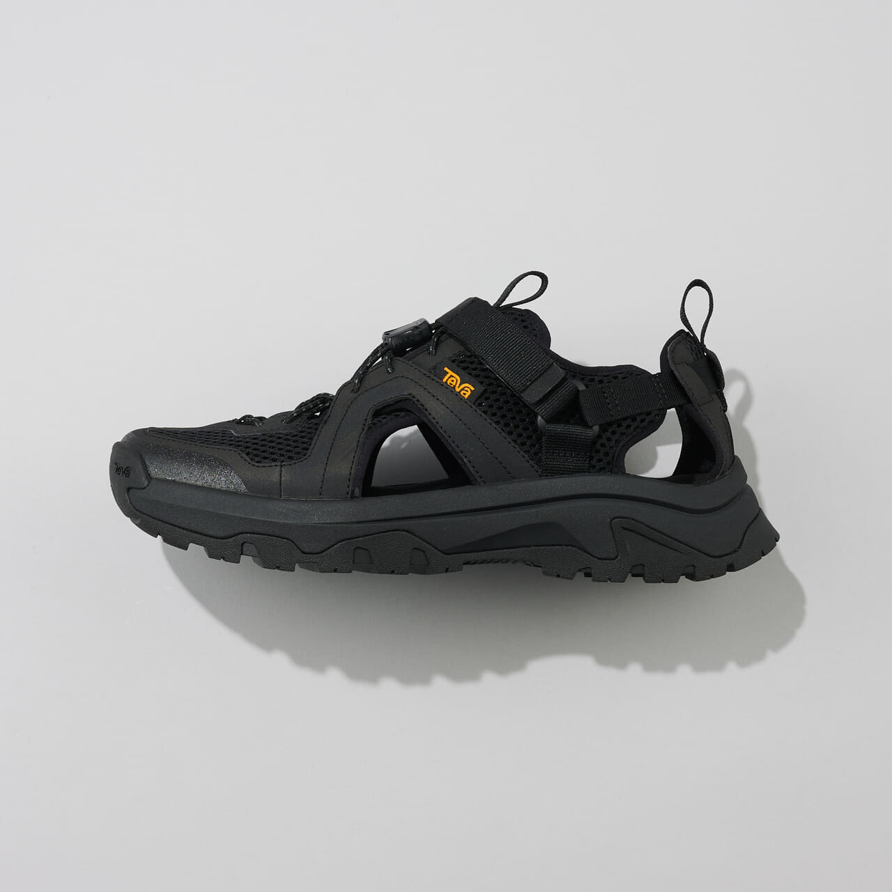 エディターが愛用するテバの黒スニーカー／Hurricane XLT3 CTのサイド