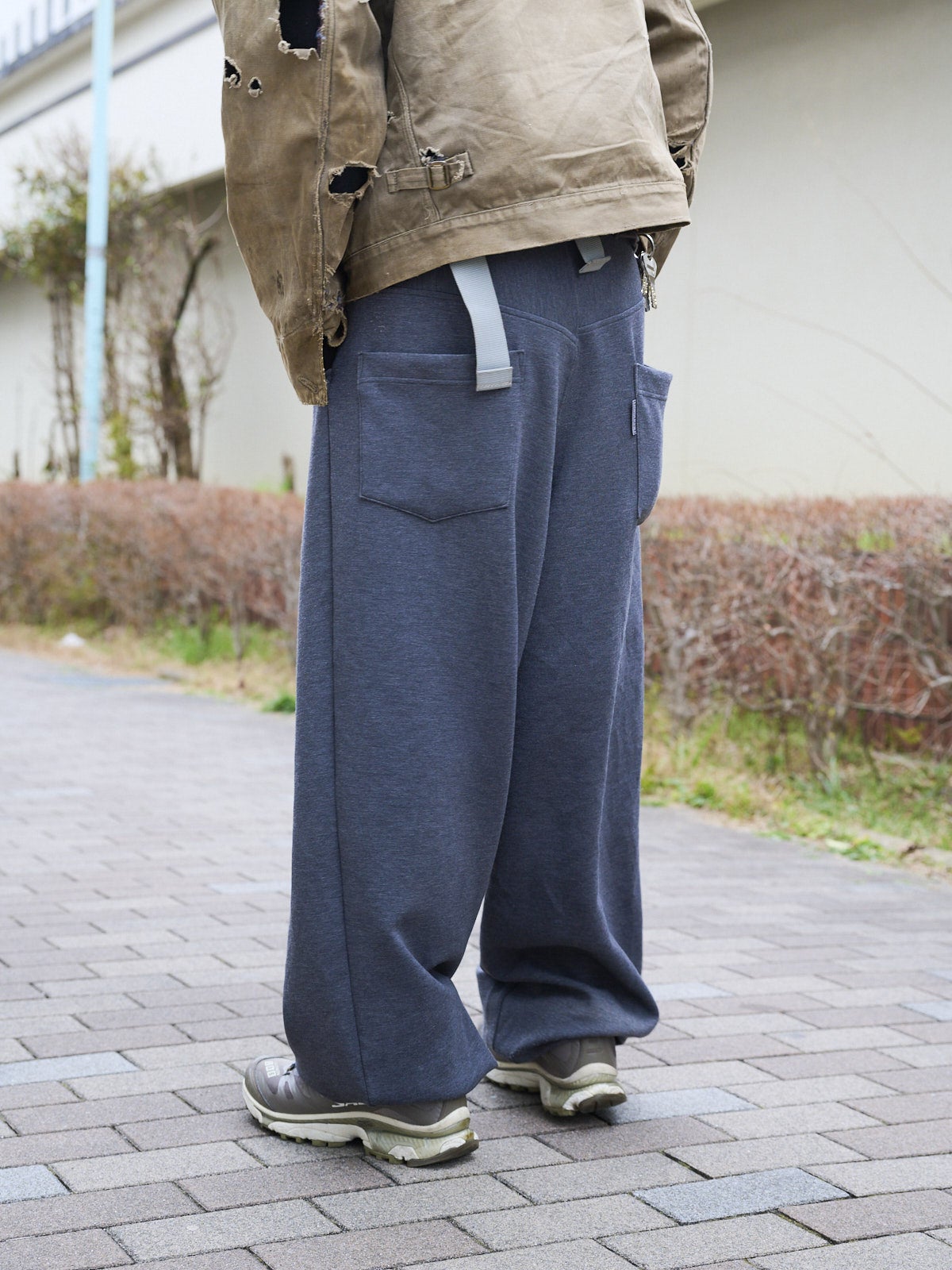 ネオンサインのスウェットパンツ バック