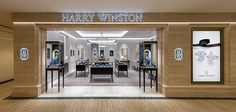 2026年3月にリニューアルオープンした、ハリー・ウィンストン梅田阪急店の入口から見た外観