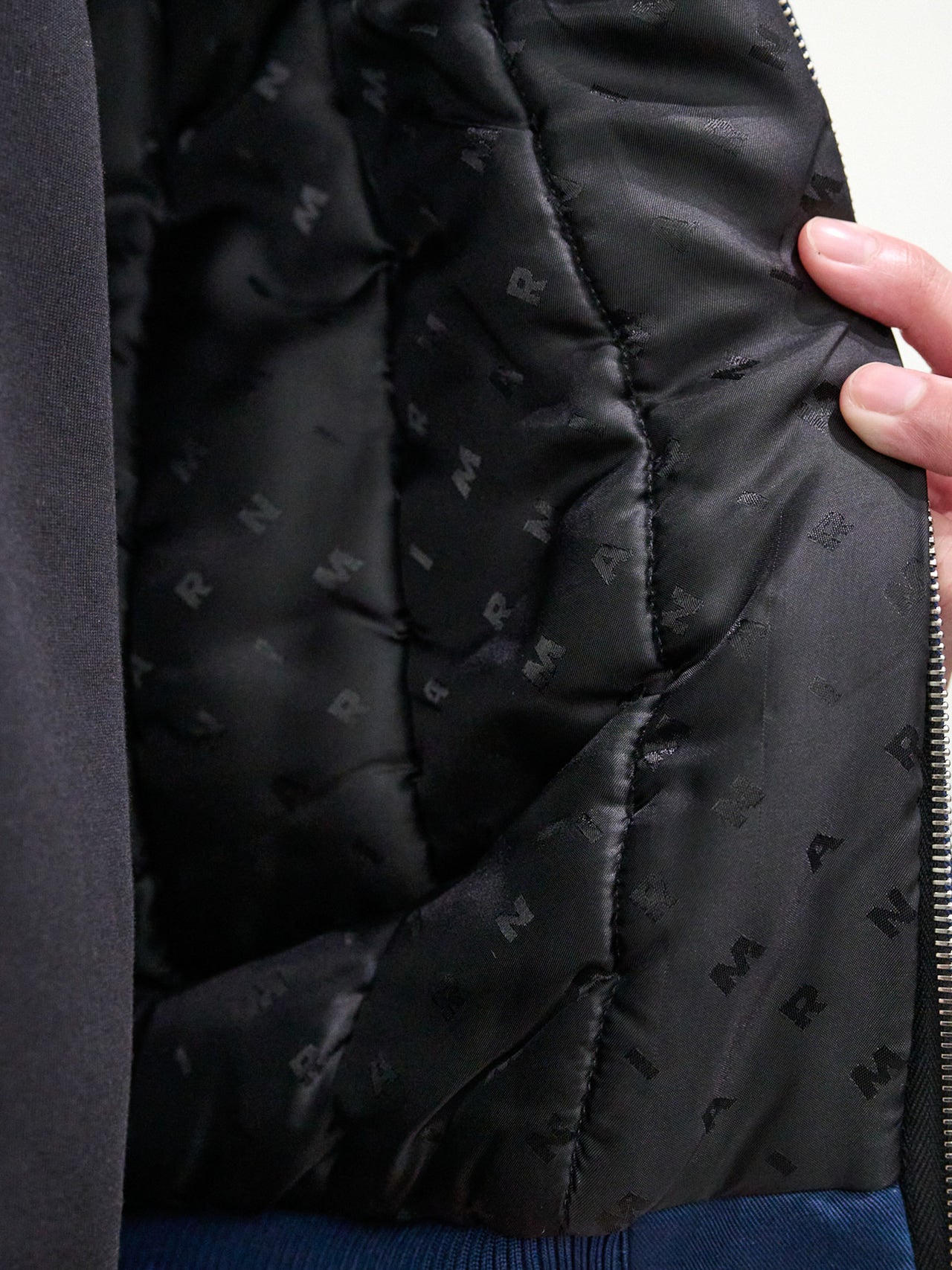 鈴々木響の冬私服＿マルニアウター裏地