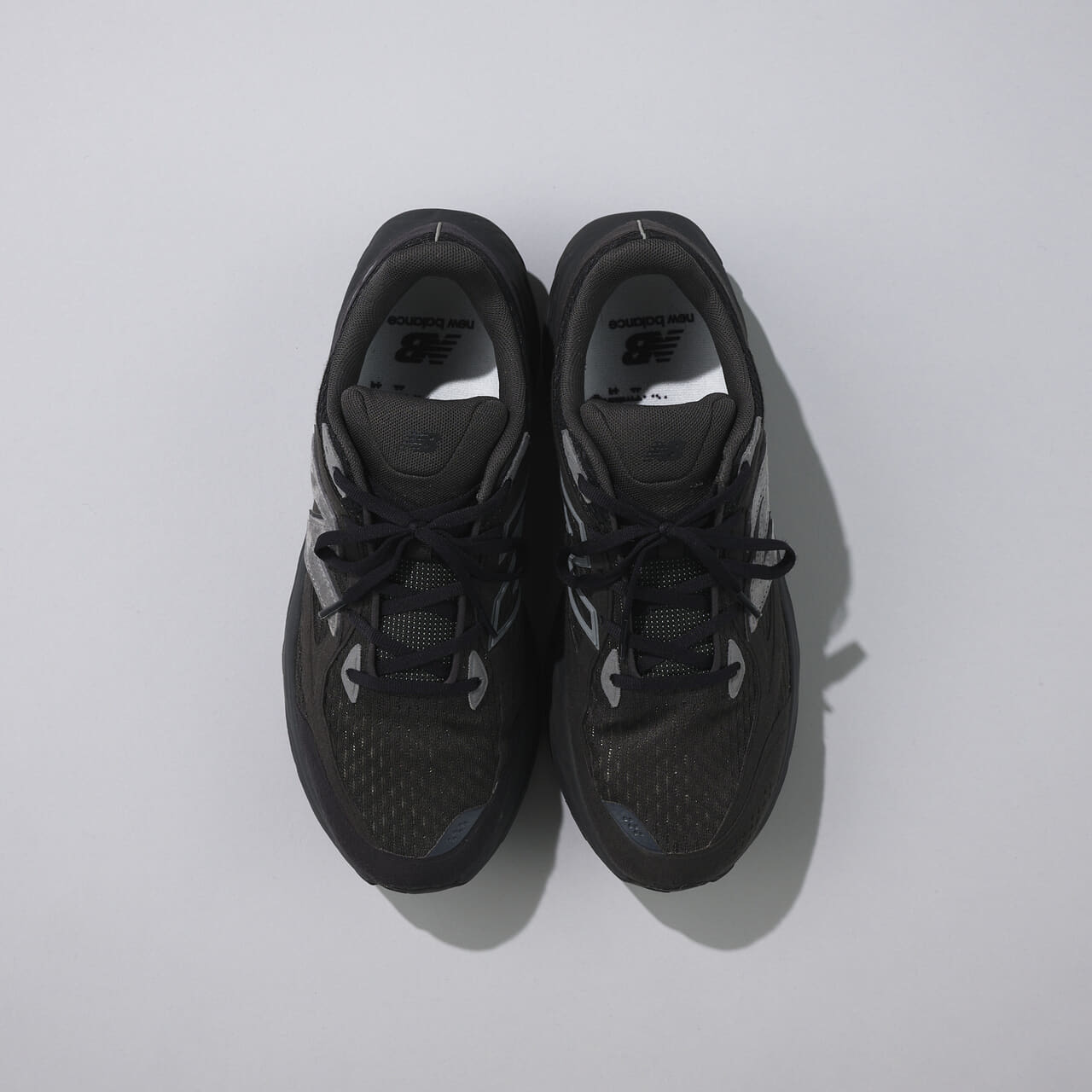 エディターが愛用する「ニューバランス」の厚底黒スニーカー／UTRNABのアッパー