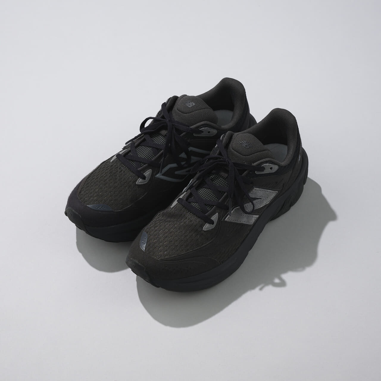 エディターが愛用する「ニューバランス」の厚底黒スニーカー／UTRNAB