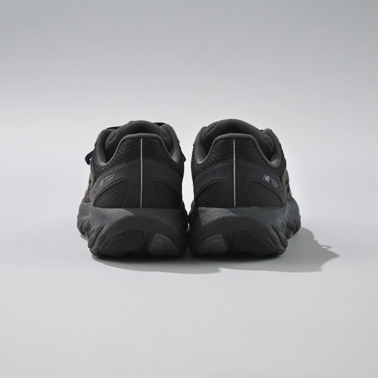 エディターが愛用する「ニューバランス」の厚底黒スニーカー／UTRNABのヒール