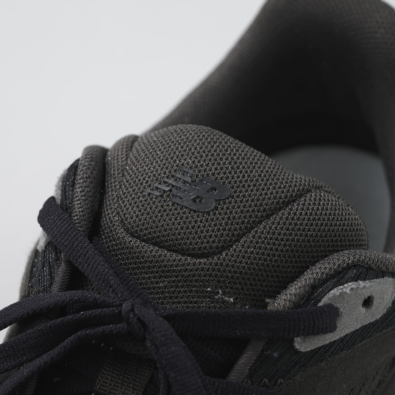 エディターが愛用する「ニューバランス」の厚底黒スニーカー／UTRNABのシュータン