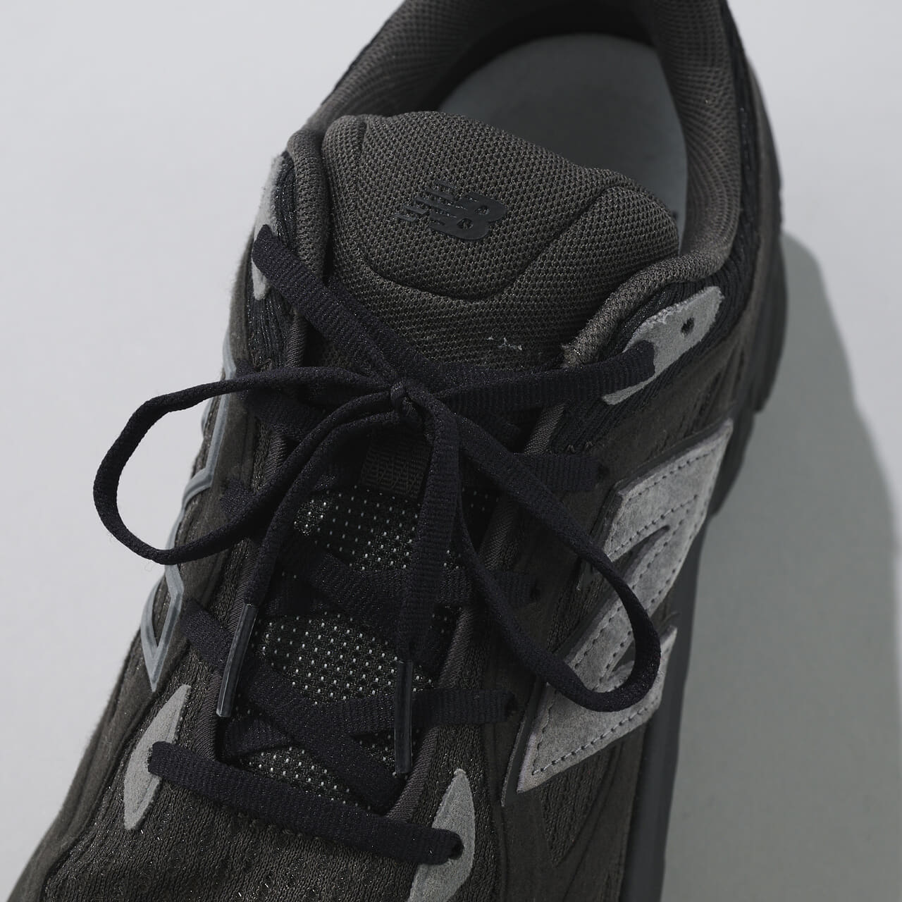 エディターが愛用する「ニューバランス」の厚底黒スニーカー／UTRNABのシューレース